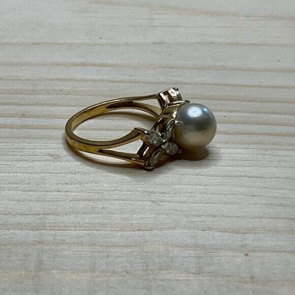 Gold Tone Pearl & Flower Rhinestone Accent Ring Elegant Design - Picture 2 of 6